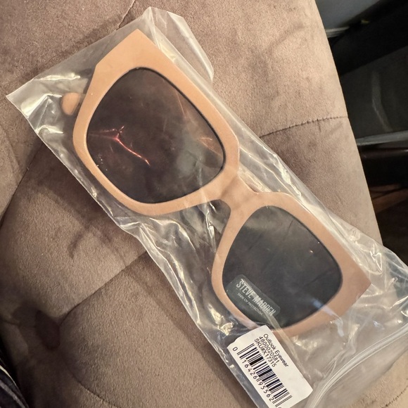 Steve Madden ‘Andea Beige Chain Detail Sunglasses - Picture 7 of 10